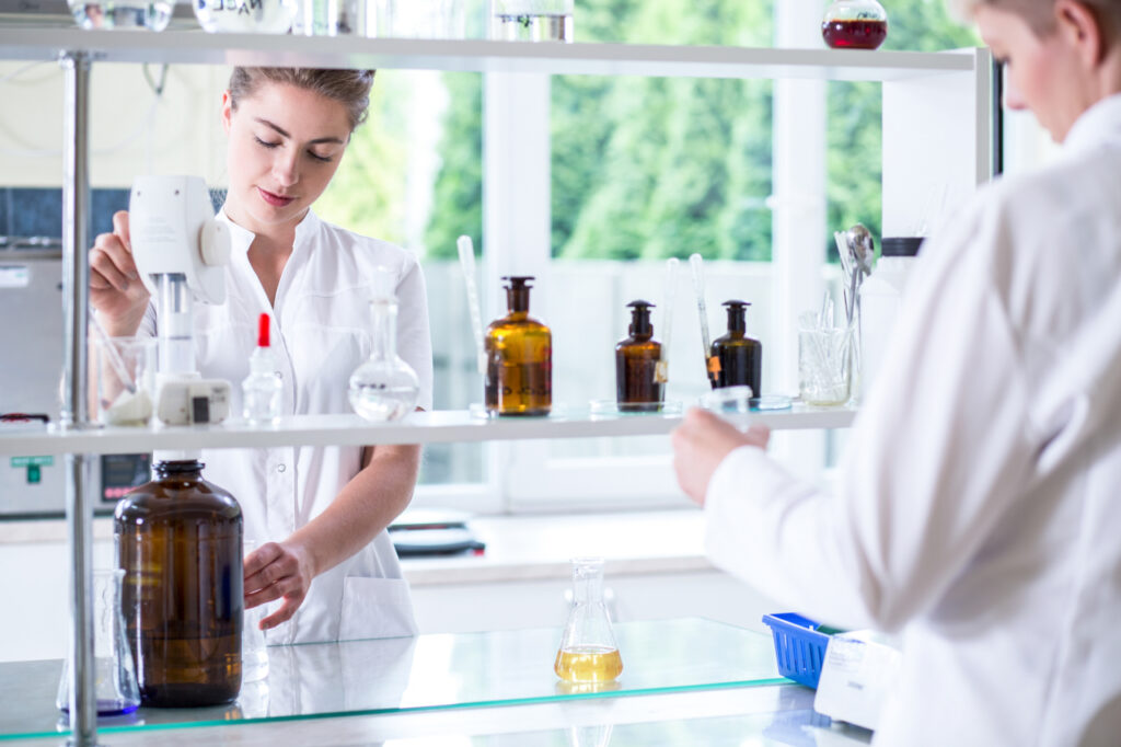 Zwei Wissenschaftler bei der Arbeit im professionellen Labor.